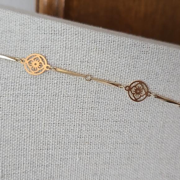 AVON GOLD TONE NECKLACE - Picture 2 of 4